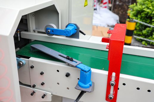 EcoWood CFS-200 CFS-200 OPT  Система прижимов перед станком  На входе в станок, перед зоной резания, установлены:рамка с настройкой ограничения по высоте заготовкибоковой настраиваемый прижимной ролик, обеспечивает прижим заготовки к боковой линей...